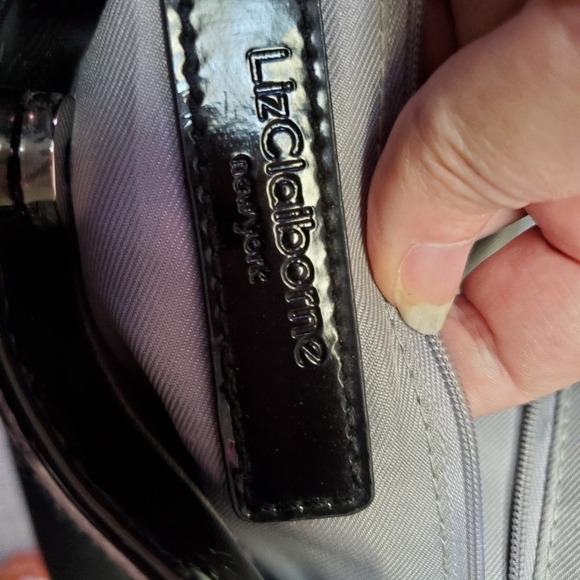 Vintage Liz Caliborne black and white flowered purse with magnetic closure - Picture 6 of 12